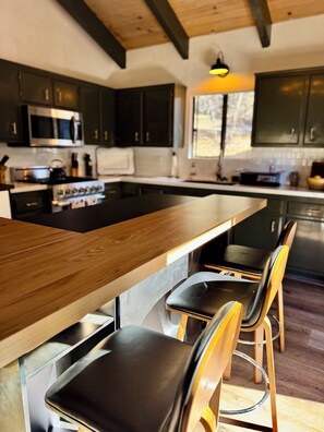 Private kitchen - Adorable modern-rustic 2-bedroom cabin in Big Bear Lake near ski resort (Big Bear Lake)