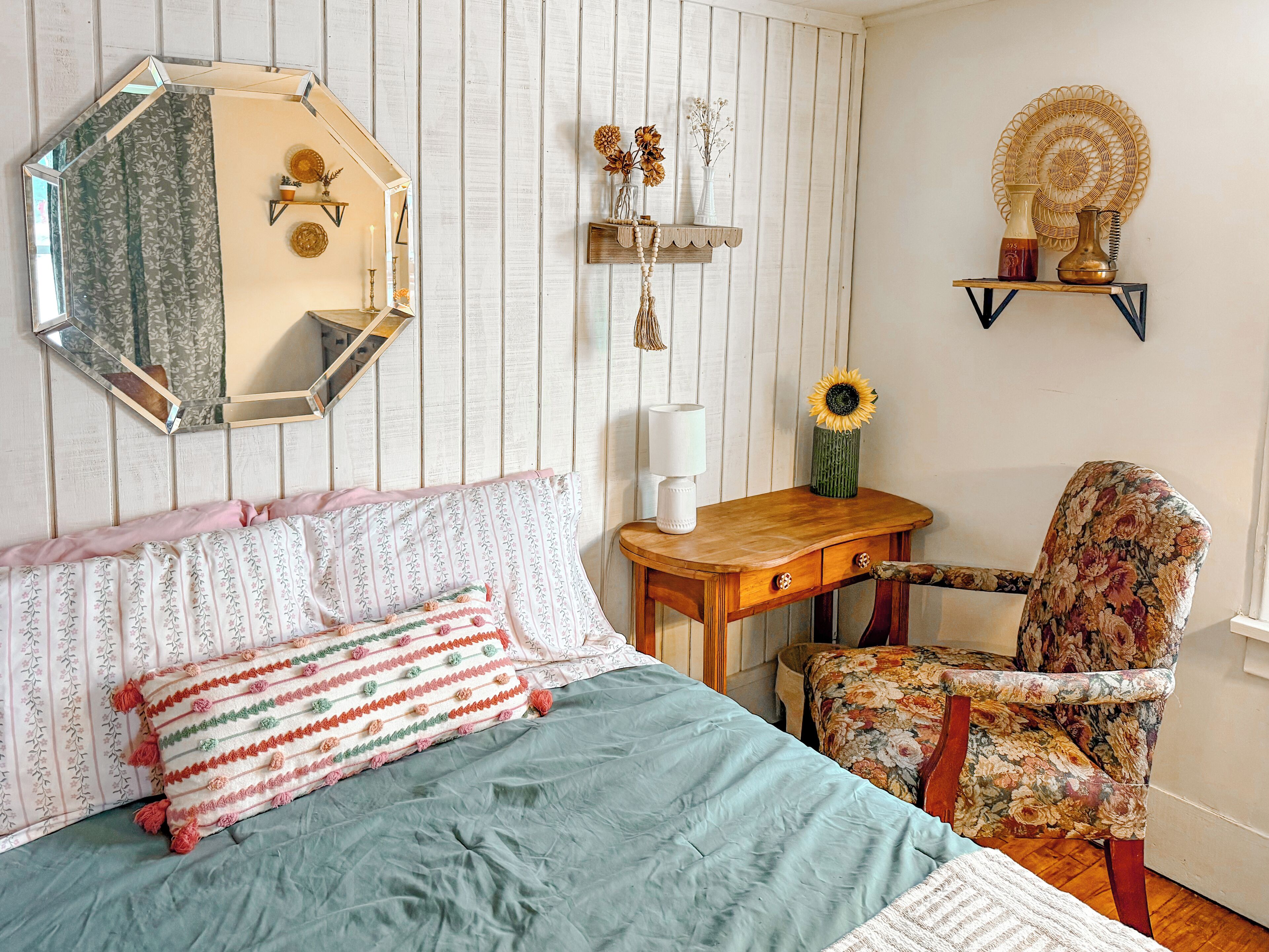 Een strijkplank/strijkijzer, wifi, beddengoed