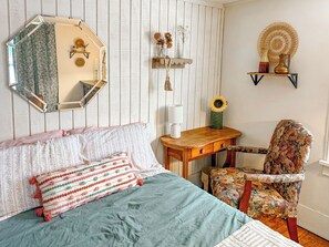 Een strijkplank/strijkijzer, wifi, beddengoed