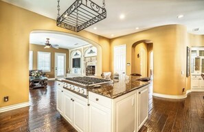 Interior - Spacious 4-bedroom house in excellent Santa Clarita with AC (Santa Clarita)