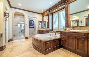 Shower, hair dryer, towels, soap - Spacious 4-bedroom house in excellent Santa Clarita with AC (Santa Clarita)