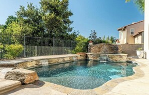 Outdoor pool, a heated pool - Spacious 4-bedroom house in excellent Santa Clarita with AC (Santa Clarita)