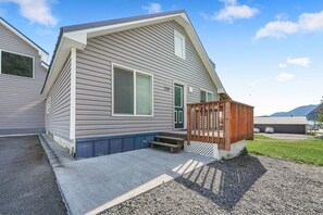 Un bâtiment d’un seul étage, doté d’un porche à l’avant et d’un garage.