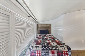 3 bedrooms, desk, WiFi, bed sheets - LOCATION~Walk 2 SeaLife&Parks~Perfect 4 Families (Seward)