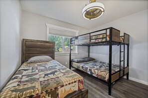 2 Schlafzimmer, Schreibtisch, Reisekinderbett, WLAN