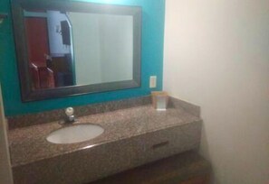 Asciugacapelli, asciugamani, sapone, carta igienica