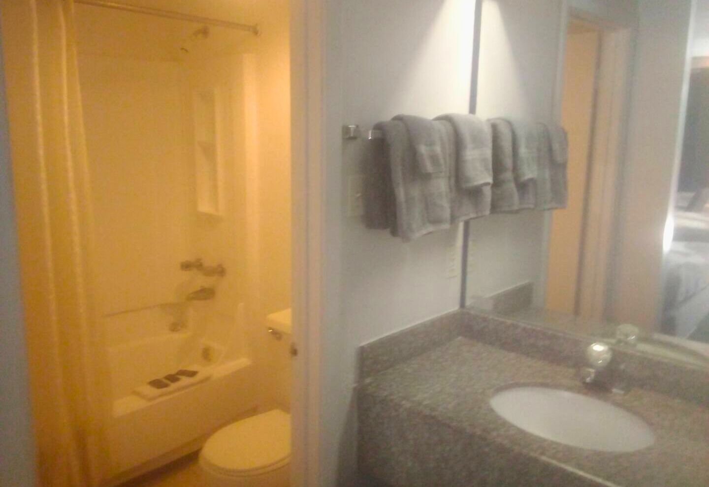 Secador de pelo, toallas, jabón, papel higiénico