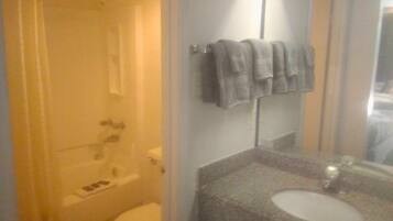 Secador de pelo, toallas, jabón, papel higiénico