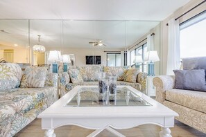 Smart TV - Oceanside Escapes - near exclusive resort beach access, amazing golf view (Panama City Beach)