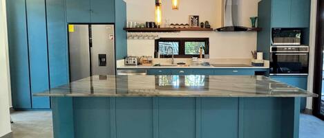 Refrigerador, microondas, horno y parrilla de estufa