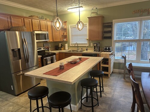 Pond-front Retreat Near CCU, Golf, Downtown Conway, and Beaches