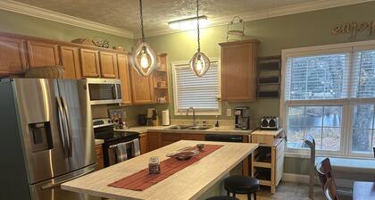 Pond-front Retreat Near CCU, Golf, Downtown Conway, and Beaches