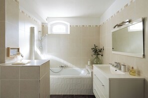 Douche, sèche-cheveux, serviettes fournies, savon
