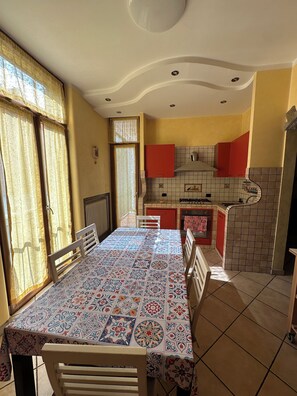 Dining - "Stylish and modern stay a stone's throw from downtown close to all amenities" (Modena)