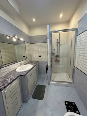 Shower, hair dryer, bidet, towels - "Stylish and modern stay a stone's throw from downtown close to all amenities" (Modena)