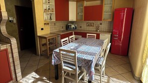 Unclassified image, 2 of 16, button - "Stylish and modern stay a stone's throw from downtown close to all amenities" (Modena)