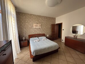 2 bedrooms, iron/ironing board, WiFi, bed sheets - "Stylish and modern stay a stone's throw from downtown close to all amenities" (Modena)