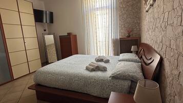 Iron/ironing board, WiFi, bed sheets