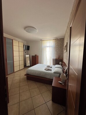 2 bedrooms, iron/ironing board, WiFi, bed sheets - "Stylish and modern stay a stone's throw from downtown close to all amenities" (Modena)