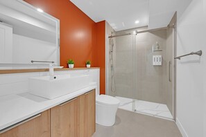 Douche, sèche-cheveux, serviettes fournies, savon