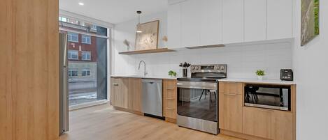 Coffee/tea maker, fridge, microwave, oven