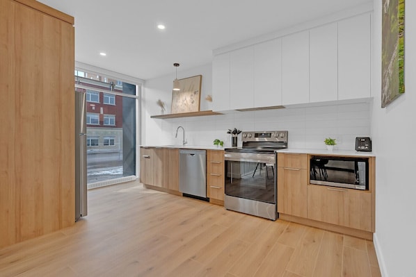 Réfrigérateur, four à micro-ondes, un four, surface de cuisson