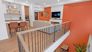 Un apartamento moderno con cocina, comedor, sala de estar y balcón.