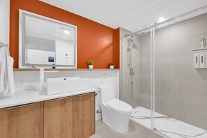 Dusche, Haartrockner, Handtücher, Seife