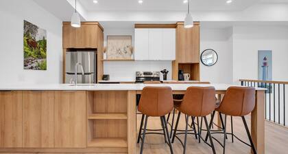 Unit 103 - 2 Stories - 55" TV - Air Hockey - Downtown