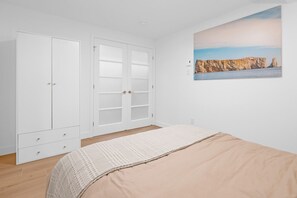 Room - Unit 103 - 2 Stories - 55" TV - Air Hockey - Downtown (Rimouski)