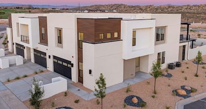 New Spacious Home in St. George - Private Hot Tub