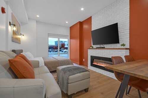 Unit 104 - 55" TV - Netflix - Downtown