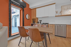 Réfrigérateur, four à micro-ondes, un four, surface de cuisson