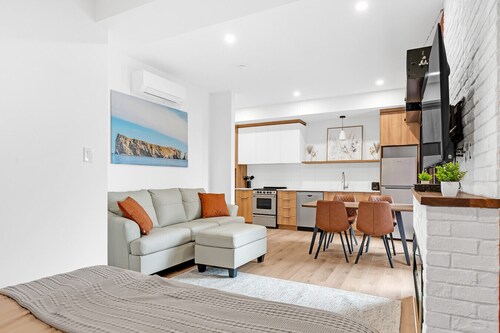 Unit 107 - King Bed - 55" TV - Downtown