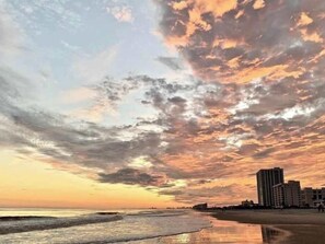 Beach nearby - Spacious Townhouse | Sleeps 11 | Close to Golf! (North Myrtle Beach)