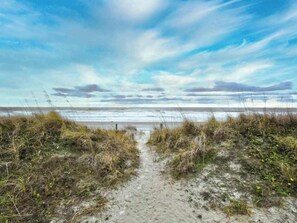 Beach nearby - Spacious Townhouse | Sleeps 11 | Close to Golf! (North Myrtle Beach)