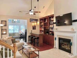 TV - Spacious Townhouse | Sleeps 11 | Close to Golf! (North Myrtle Beach)