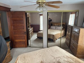 3 bedrooms, WiFi, bed sheets - Victorian home built in 1834. (Union City)