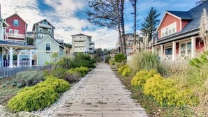 Un sentiero in legno che si snoda attraverso un quartiere residenziale, con case su entrambi i lati.