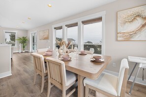 Dining - Ocean View • Hot Tub • Three Floors • Sleeps 10 • Olivia Beach Family Getaway (Lincoln City)