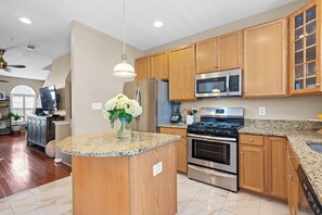 Fridge, microwave, oven, stovetop - L'Écrin in SW DC: Gym, Garage, & Great for Groups (Washington)