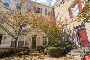 Exterior - L'Écrin in SW DC: Gym, Garage, & Great for Groups (Washington)
