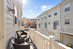 Property grounds - L'Écrin in SW DC: Gym, Garage, & Great for Groups (Washington)