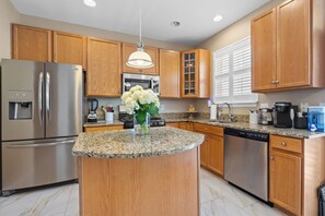 Fridge, microwave, oven, stovetop - L'Écrin in SW DC: Gym, Garage, & Great for Groups (Washington)