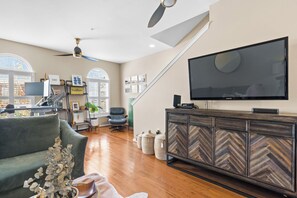 Smart TV, computer monitors, printers - L'Écrin in SW DC: Gym, Garage, & Great for Groups (Washington)