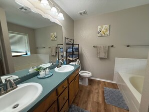 Regadera, toallas, jabón, papel de baño 