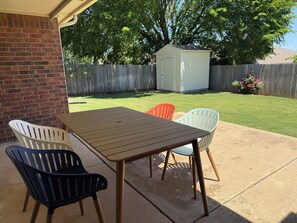 Outdoor dining - Briarcreek Comfort Home, Near OU, Garage,  Quiet Neighborhood (Norman)
