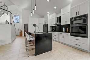 Private kitchen - Spacious 5-bedroom house, mins from Disney World & major attractions (Kissimmee)