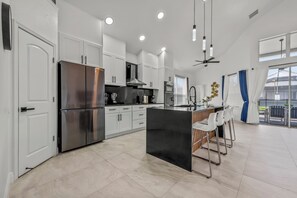 Private kitchen - Spacious 5-bedroom house, mins from Disney World & major attractions (Kissimmee)