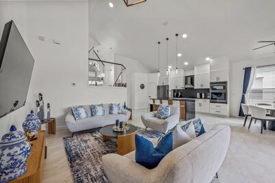 Spacious 5-bedroom house, mins from Disney World & major attractions